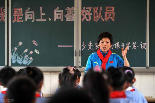 某年炎天，6岁小女孩竹川萤来到爷爷家度假，她闯进了传说住满魔鬼的山神丛林。合法她由于迷路而焦心万分的时辰，一个戴着狐狸面具的年夜男孩呈现在她眼前，并引领着萤找到回家的路。固然萤额外感谢感动，可是男孩却制止她碰触本身的身体，本来这名叫银的男孩并不是人类，他一旦被人类碰触就会云消雾散。在尔后的日子里，萤和银成为好伴侣，他们走遍了丛林的每个角落顽耍。日复一日，年复一年，每到炎天的时辰萤就会践约来到丛林和洽伴侣碰头。她遵照着和银的商定，不管若何也不碰触银的身体。跟着春秋的增加，萤和银对彼此的感情都暗暗产生了转变，他们配合等候相聚的日子，配合等候拥抱对方……本片按照绿川幸的原作改编。